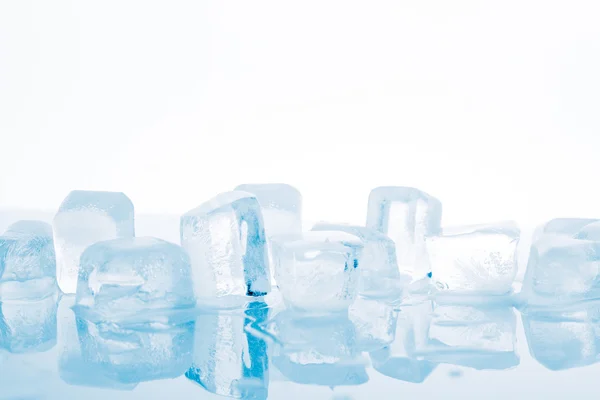 Cubos de gelo sobre um fundo branco — Fotografia de Stock