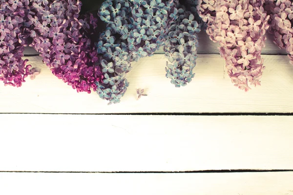 Цветение сирени на деревенском деревянном фоне с пустым пространством для приветствия — стоковое фото