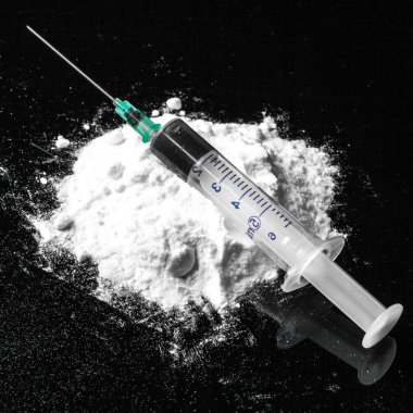 Uyuşturucu şırıngası ve pişirilmiş eroin.