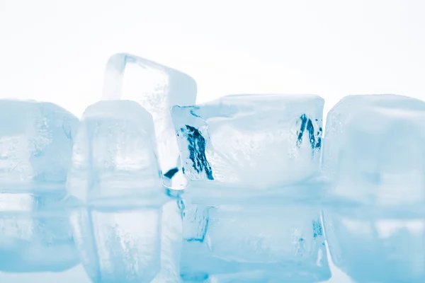 Cubos de hielo sobre fondo blanco — Foto de Stock