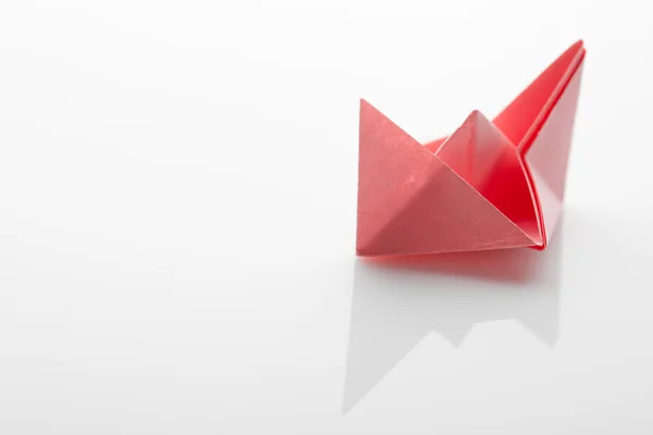 Origami navio de papel sobre fundo branco — Fotografia de Stock