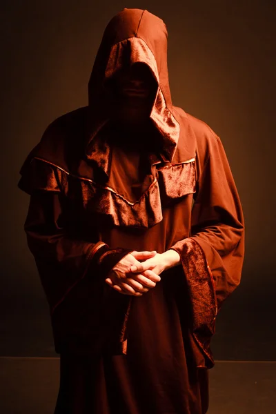 Таинственный католический монах . — стоковое фото