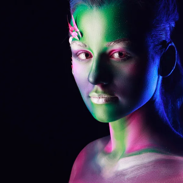 Retrato de mulher bonita com arte corporal — Fotografia de Stock