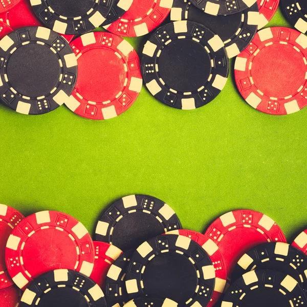 Rote und schwarze Glücksspielchips — Stockfoto