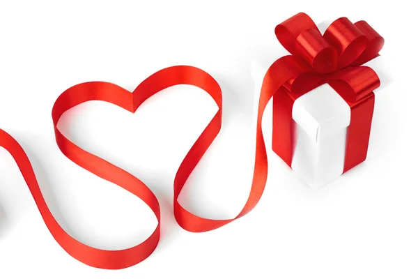 Caixas brancas com fitas vermelhas e coração decorativo — Fotografia de Stock