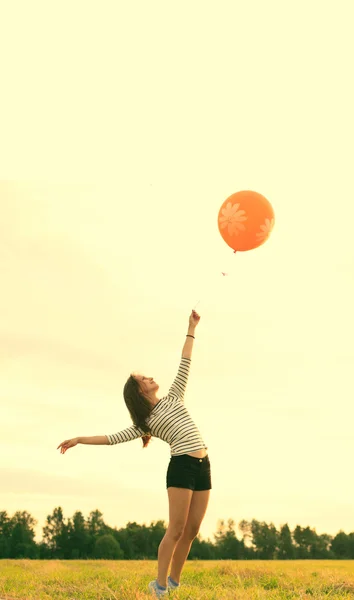 Šťastná žena s balónky — Stock fotografie