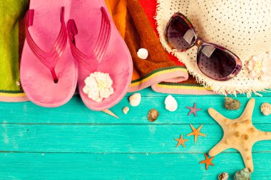 Mavi ahşap zemin üzerine yaz aksesuarları.