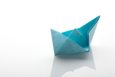 Origami kağıt gemi beyaz arka plan üzerinde