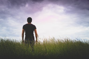 Genç adamın silueti.