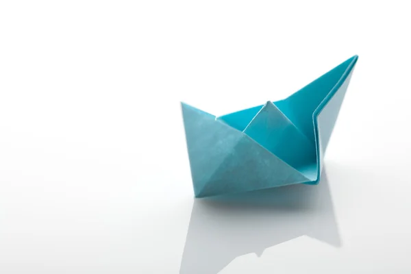 Origami navio de papel sobre fundo branco — Fotografia de Stock