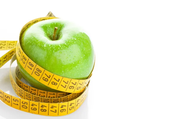 Zelené jablko s měřicí páskou na bílém pozadí — Stock fotografie
