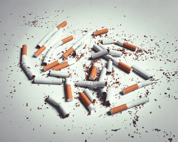 Primo piano di molte sigarette sporche — Foto Stock