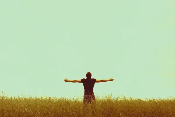 Genç adamın silueti.