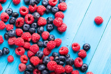 ahşap zemin üzerine yaz meyveleri