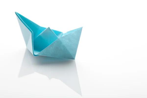 Origami papier schip op witte achtergrond — Stockfoto