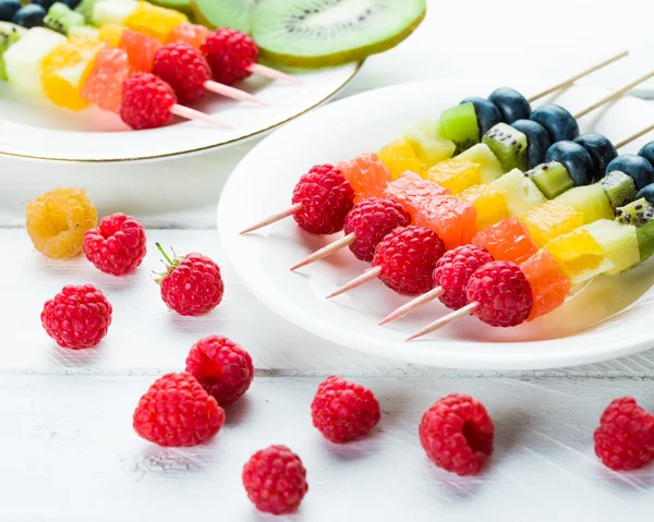 Frutas e bagas misturadas — Fotografia de Stock