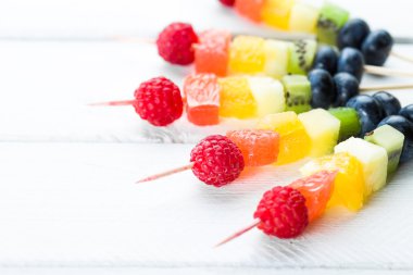 Taze yaz meyve sopa üzerinde