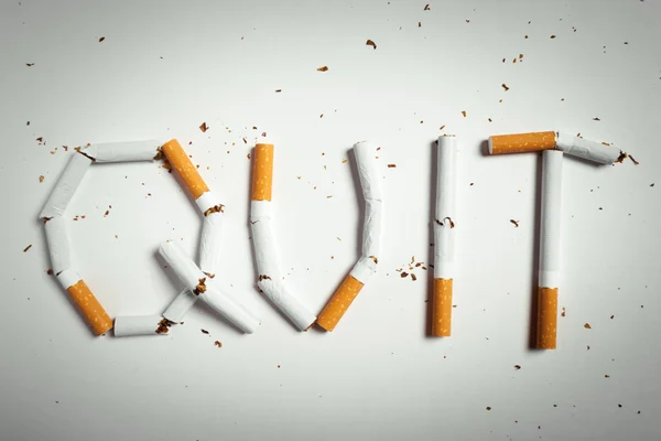 Cigarrillos rotos arreglados para dejar de fumar —  Fotos de Stock