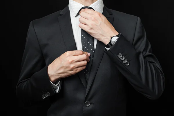 Hombre de traje sobre fondo negro — Foto de Stock