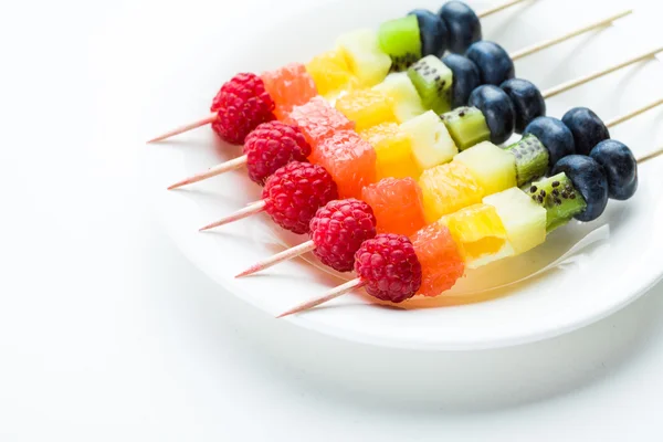 Frutas frescas de verão em palitos — Fotografia de Stock