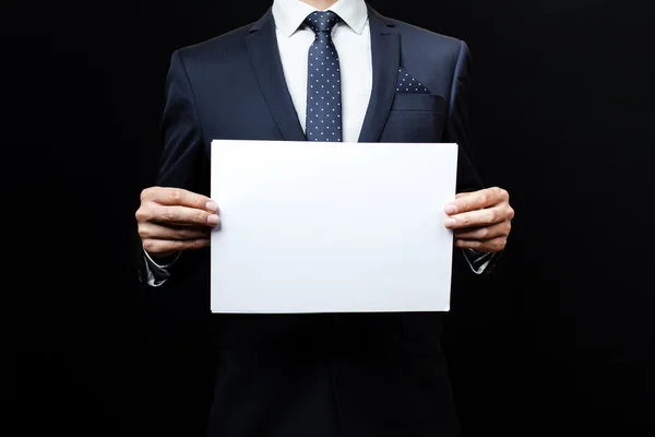 Hombre de negocios sosteniendo un papel — Foto de Stock