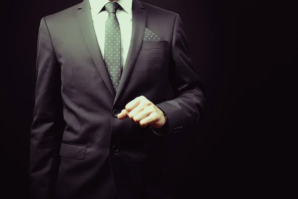 Hombre de traje sobre fondo negro — Foto de Stock