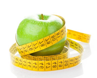 ölçü bandı ile yeşil elma