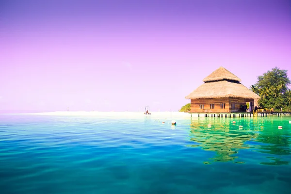 Bungalows sobre el agua en la isla tropical resort de Maldivas por la noche — Foto de Stock