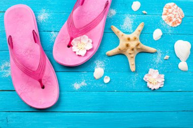 ahşap tahta üzerinde plaj aksesuarları