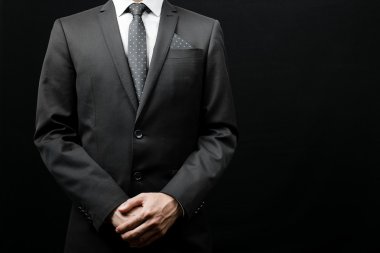 siyah zemin takım elbiseli adam