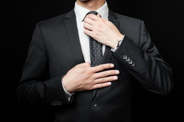 siyah zemin takım elbiseli adam