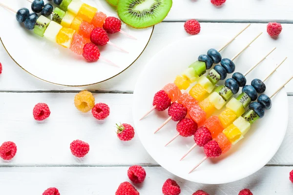 Frutas frescas de verano en palos — Foto de Stock