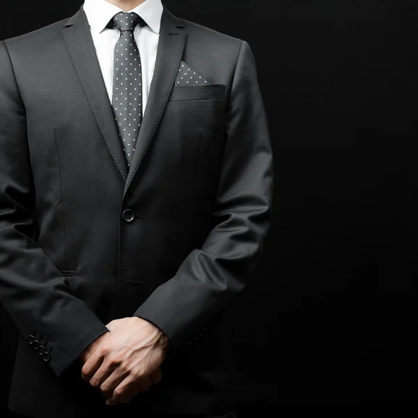 Hombre de traje sobre fondo negro — Foto de Stock