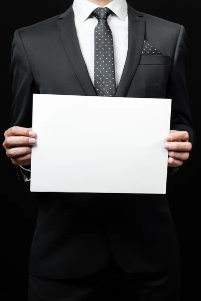 Hombre de negocios sosteniendo un papel — Foto de Stock