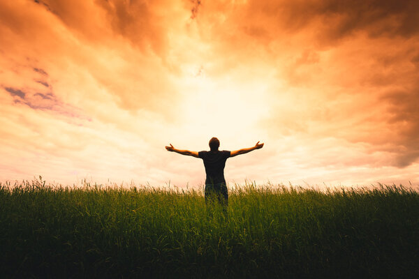 Силуэт человека и солнечный свет
