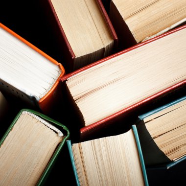 Eski ve kullanılmış kitaplar ya da yukarıdan görünen ders kitapları. Kitaplar ve okumalar kişisel gelişim için, kariyerlerimizde, iş hayatımızda ve özel hayatımızda bilgi ve başarı kazanmak için gereklidir.