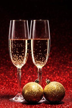 iki bardak şampanya yılbaşı kutlama için hazır