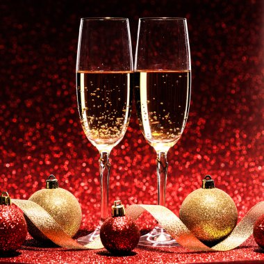 iki bardak şampanya yılbaşı kutlama için hazır