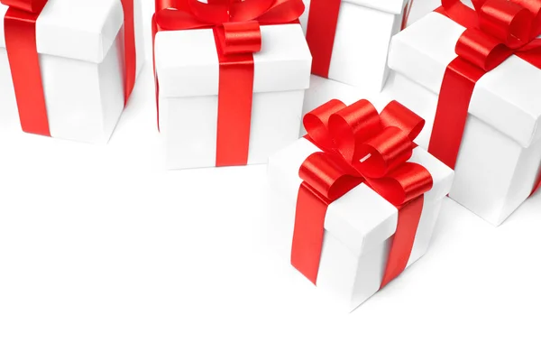 Λευκό κουτί δώρου με κόκκινη κορδέλα φιόγκο — Φωτογραφία Αρχείου