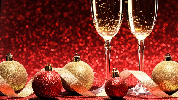 Två glas champagne redo för julfirandet — Stockfoto