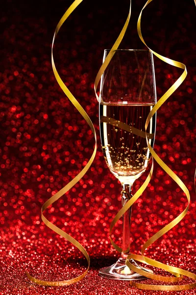 Pohár pezsgő sárga ünnepek szalagokkal — Stock Fotó