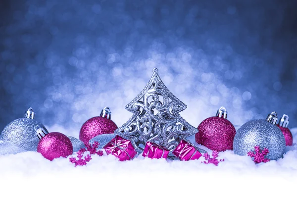 Рождественский орнамент в снегу на фоне блесток — стоковое фото