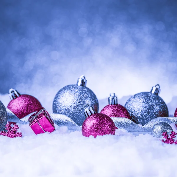 Kerst ornament in sneeuw op glitter achtergrond — Stockfoto