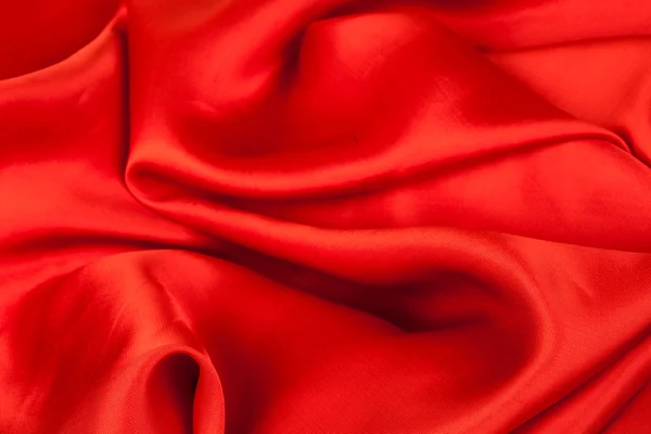 Tecido de cetim vermelho contra fundo branco — Fotografia de Stock
