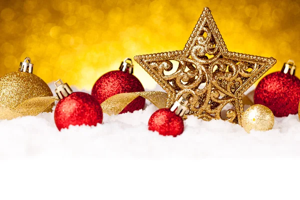 Decoración estrella de abeto navideño dorado con adornos dorados y rojos —  Fotos de Stock