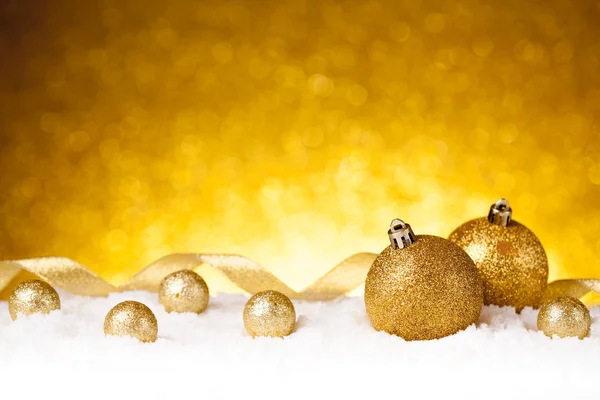 Bola de Natal dourada — Fotografia de Stock