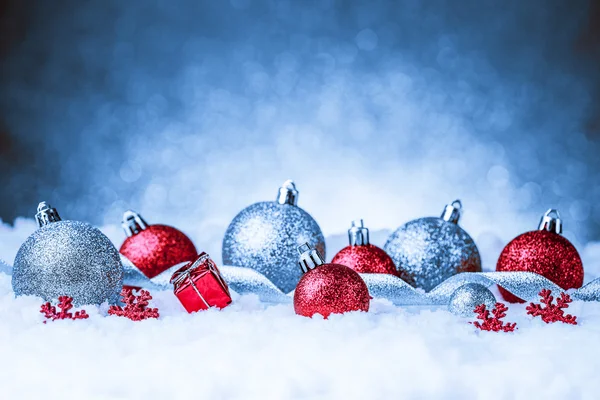 Vánoční ozdoba ve sněhu na třpytky pozadí — Stock fotografie