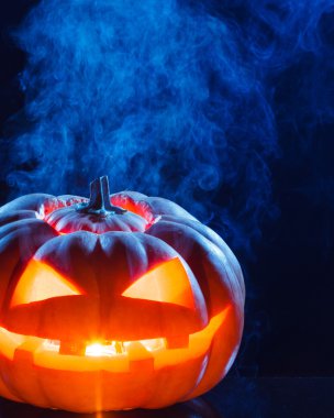 siyah arka plan üzerine korkunç kabak