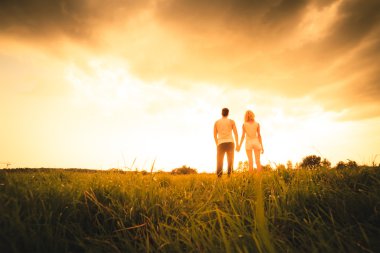 İki kişi Sunset'teki silüeti