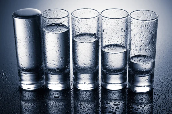Fila di occhiali per vodka — Foto Stock